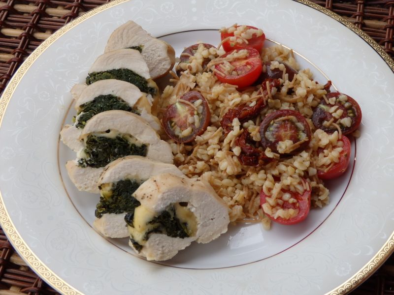 Kieszonki drobiowe z jarmużem i żółtym serem