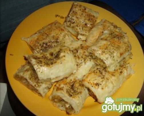 Kieszonki z ciasta francuskiego i kiszon Kieszonki z ciasta francuskiego i kiszon