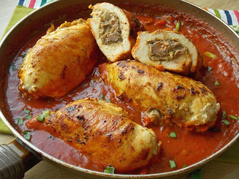 Kieszonki z kurczaka w sosie pomidorowym