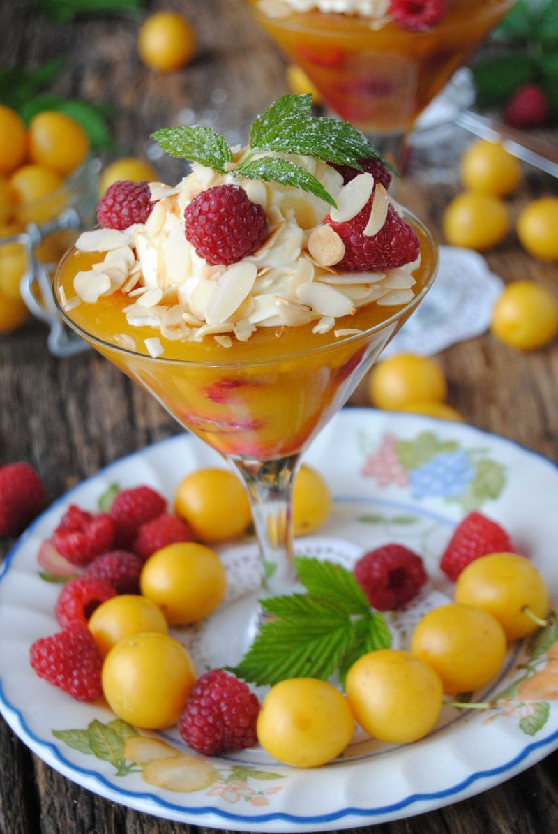 Kisiel mirabelkowy z malinami