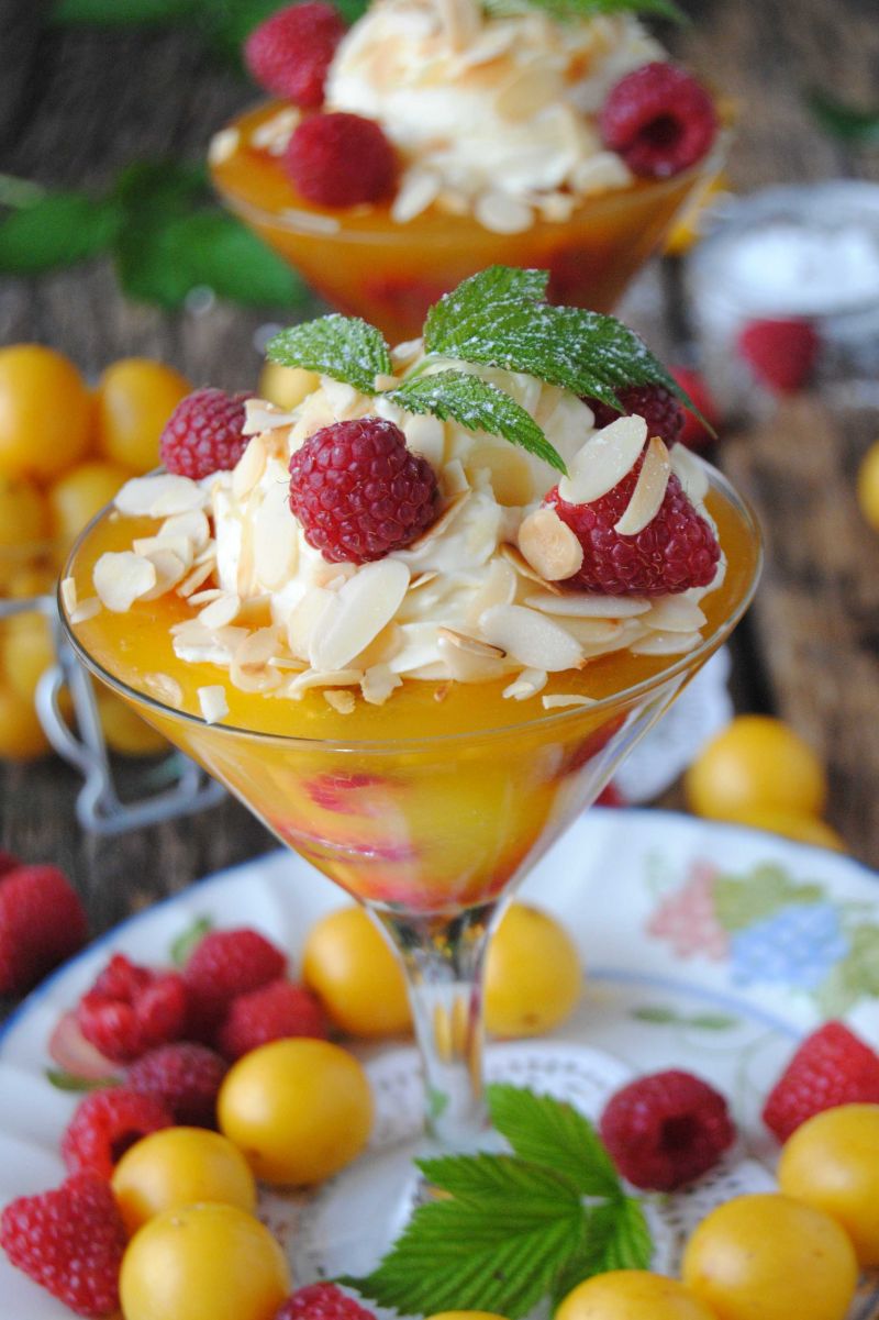 Kisiel mirabelkowy z malinami