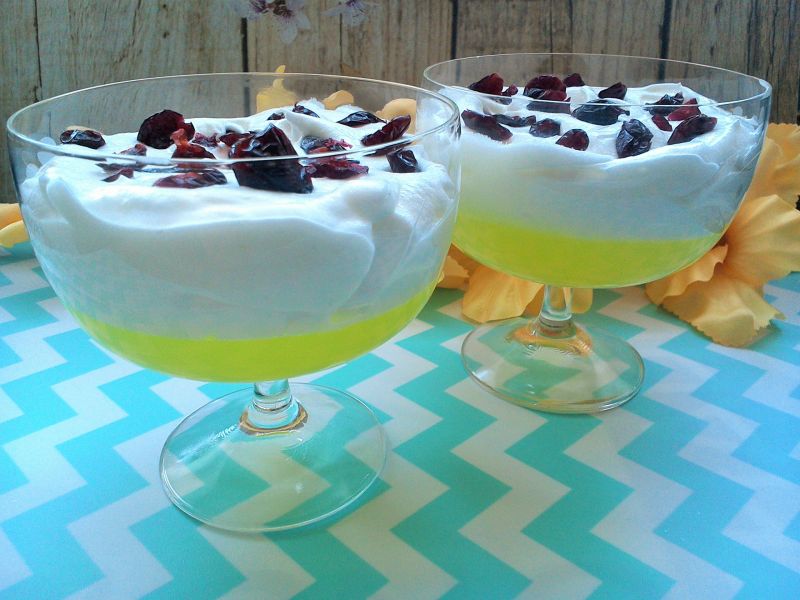 Kisiel z bitą śmietaną i żurawiną Kisiel z bitą śmietaną i żurawiną