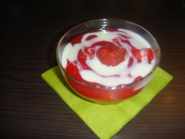 Kisiel z mrozonymi truskawkami .