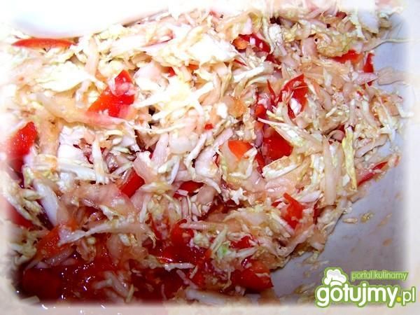 Kiszona kapusta pekińska z papryką.  Kiszona kapusta pekińska z papryką.