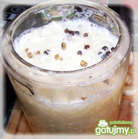 Kiszona kapusta z jałowcem.  Kiszona kapusta z jałowcem.