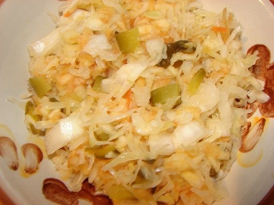 Kiszona kapusta z ogórkiem i cebulką