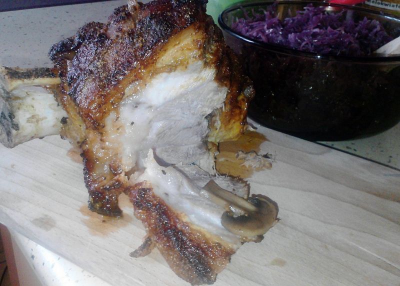 Klasyczna golonka z czerwoną kapustą i pieczarkami