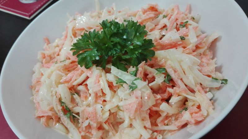 Klasyczna i kremowa surówka coleslaw