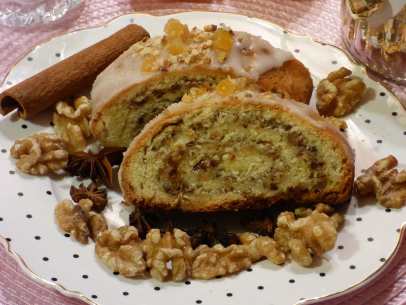 Klasyczna rolada orzechowa  Klasyczna rolada orzechowa