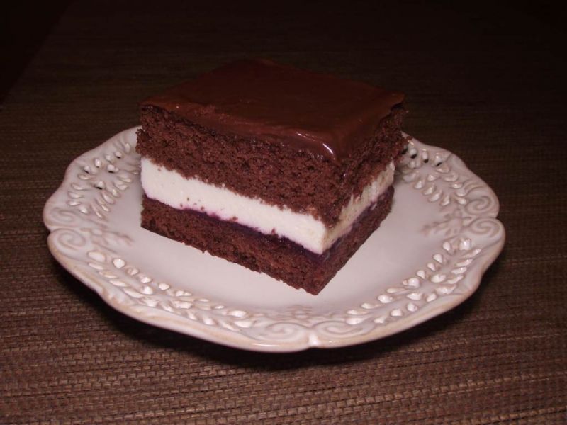 Klasyczna wuzetka przełożona porzeczkowym dżemem   Klasyczna wuzetka przełożona porzeczkowym dżemem