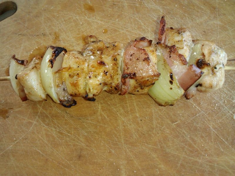 Klasyczne szaszłyki drobiowe z boczkiem i cebulą  Klasyczne szaszłyki drobiowe z boczkiem i cebulą