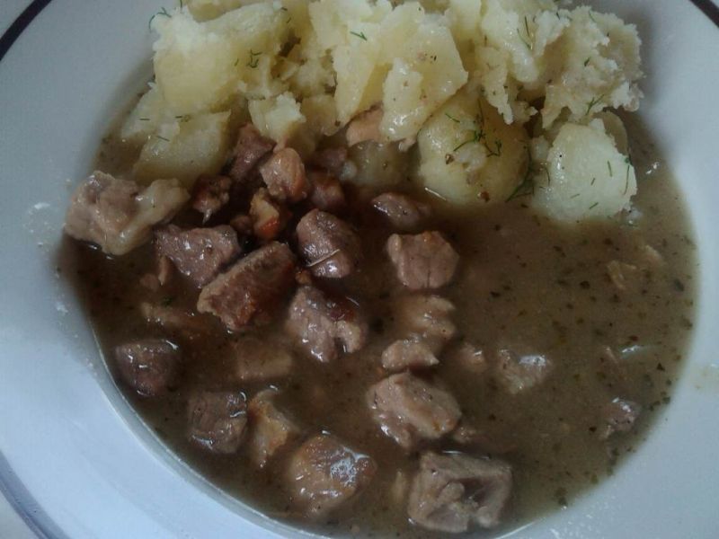 Klasyczny gulasz wieprzowy z majerankiem  Klasyczny gulasz wieprzowy z majerankiem