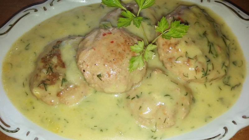 Klopiski z mortadeli w sosie serowym Klopiski z mortadeli w sosie serowym