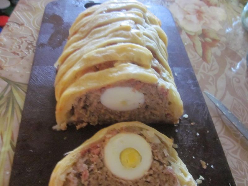 Klops  pieczony z jajkami 