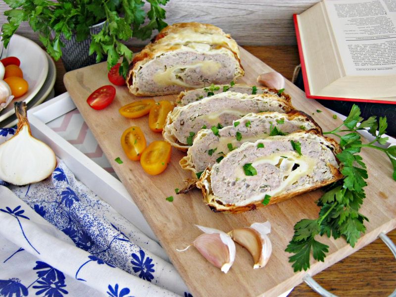 Klops w cieście francuskim z serowym środkiem