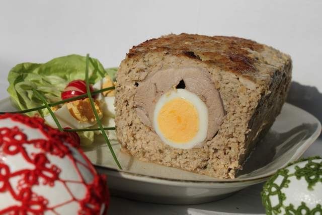 Klops z jajkami i polędwicą Klops z jajkami i polędwicą