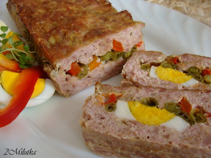 Klops z jajkiem i warzywami