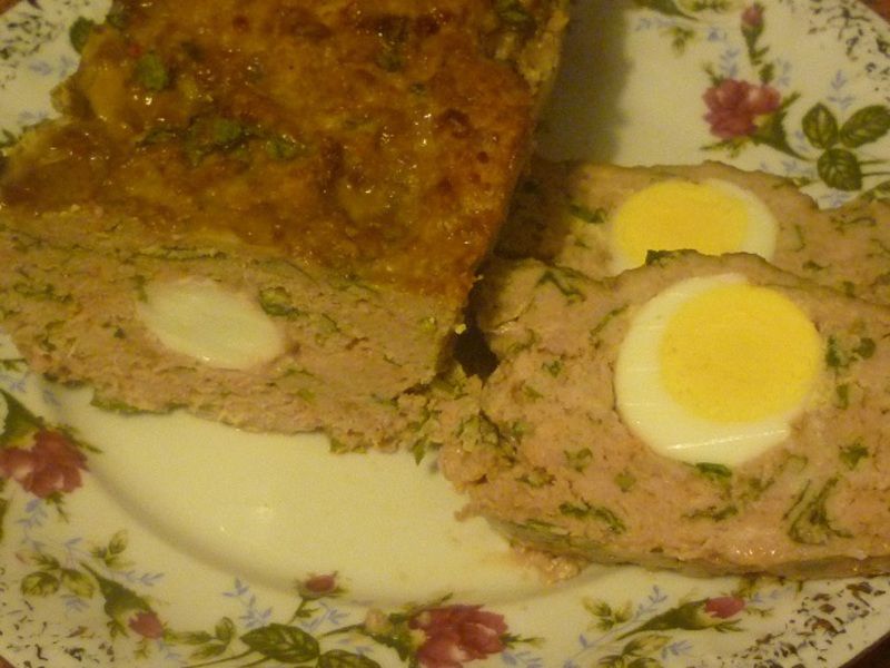 Klops z jajkiem i zieloną pietruszką