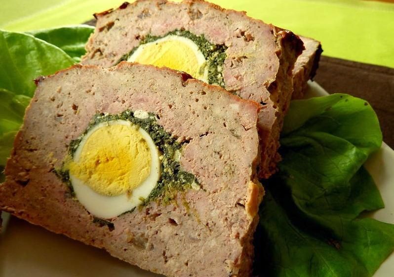 Klops z mięsa mielonego z jajkiem i szpinakiem