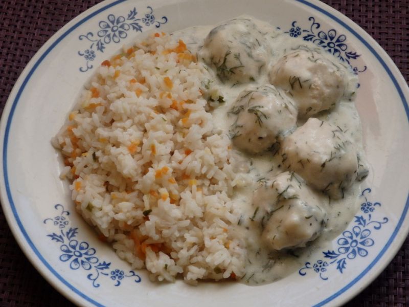 Klopsiki drobiowe w sosie śmietanowo-koperkowym