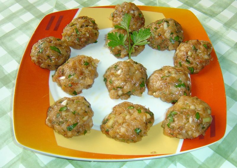 Klopsiki drobiowe z piekarnika w sosie tahini
