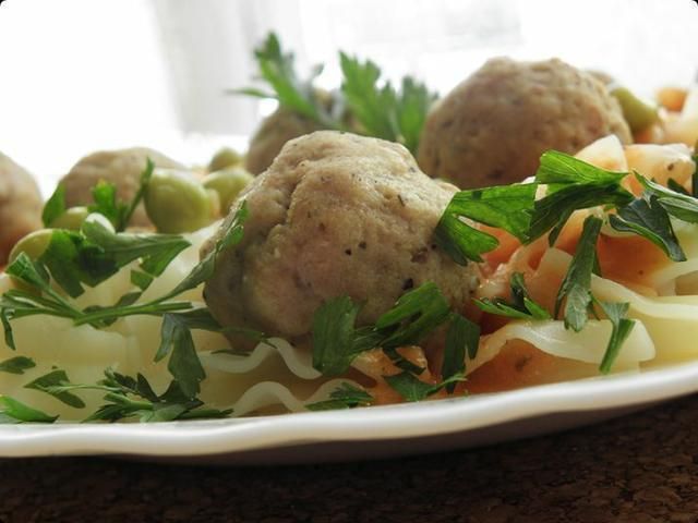 Klopsiki indycze z sosem pomidorowym.