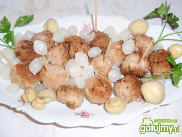 Klopsiki nadziewane cebulką marynowaną. Klopsiki nadziewane cebulką marynowaną.