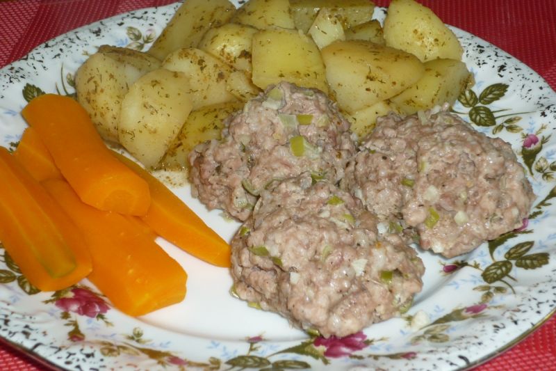 Klopsiki parowane z zieloną cebulką Klopsiki parowane z zieloną cebulką