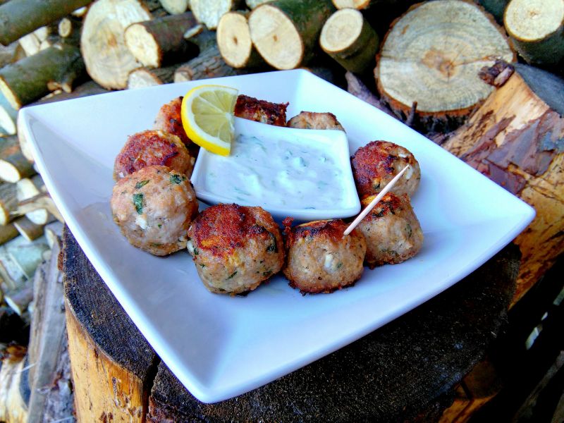 Klopsiki w greckim stylu z sosem tzatziki