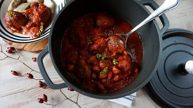 Klopsiki w pomidorach z pieczarkami  Klopsiki w pomidorach z pieczarkami