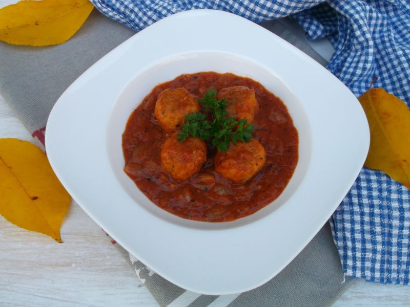Klopsiki w pomidorowo-cebulowym sosie Klopsiki w pomidorowo-cebulowym sosie