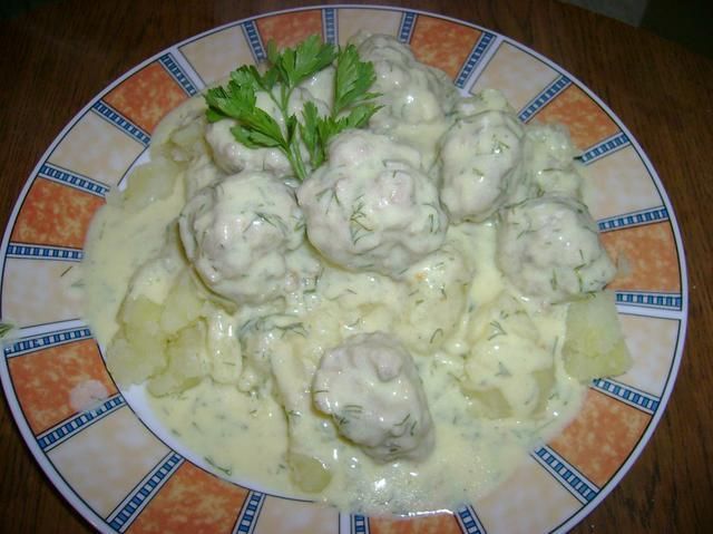 Klopsiki w sosie koperkowym.