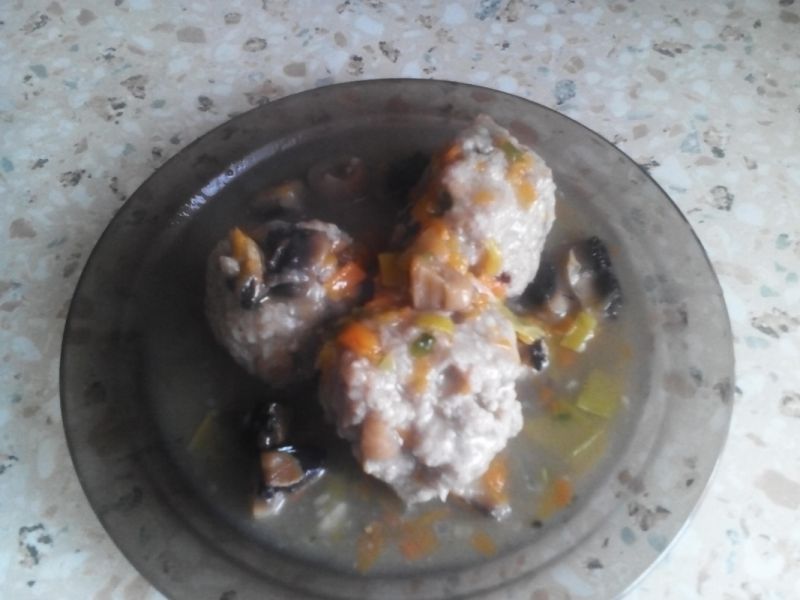 Klopsiki w sosie marchewkowo-pieczarkowym