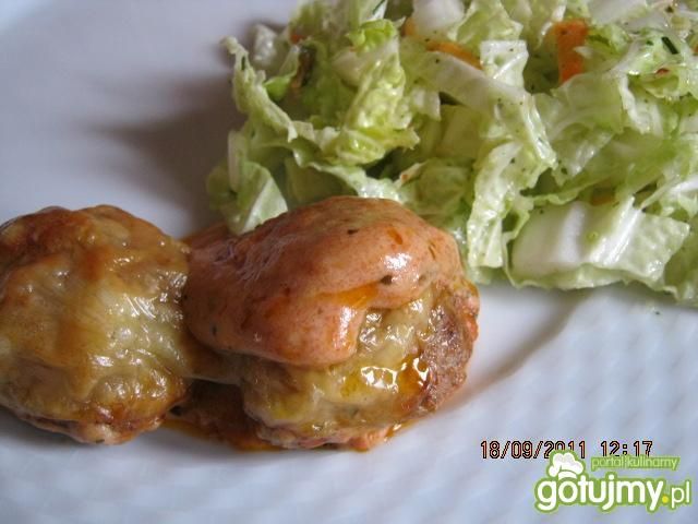 Klopsiki w sosie pomidorowym z serem.