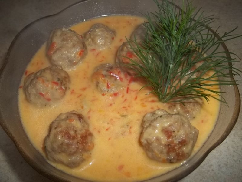 Klopsiki w sosie serowo - paprykowym Klopsiki w sosie serowo - paprykowym