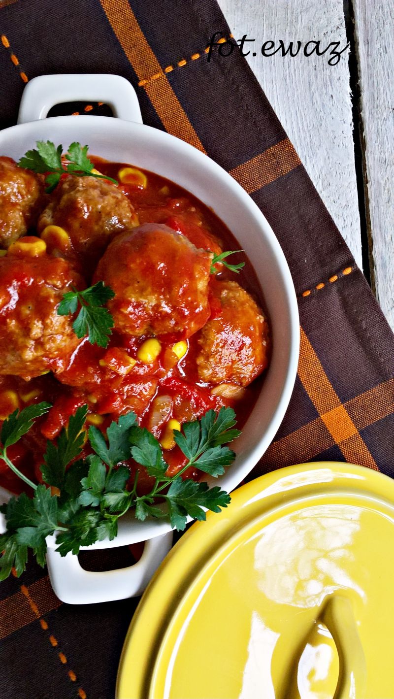 Klopsiki w sosie z pieczonej papryki  Klopsiki w sosie z pieczonej papryki