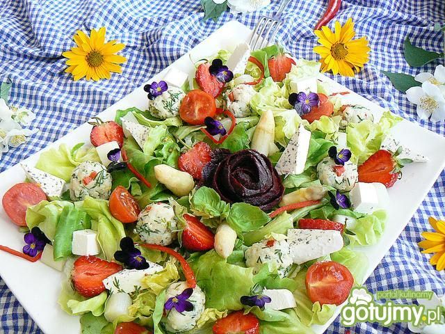 Klopsiki z dorsza w sałatce z fetą