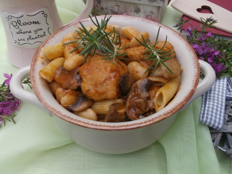 Klopsiki z fasolką, pieczarkami i makaronem 