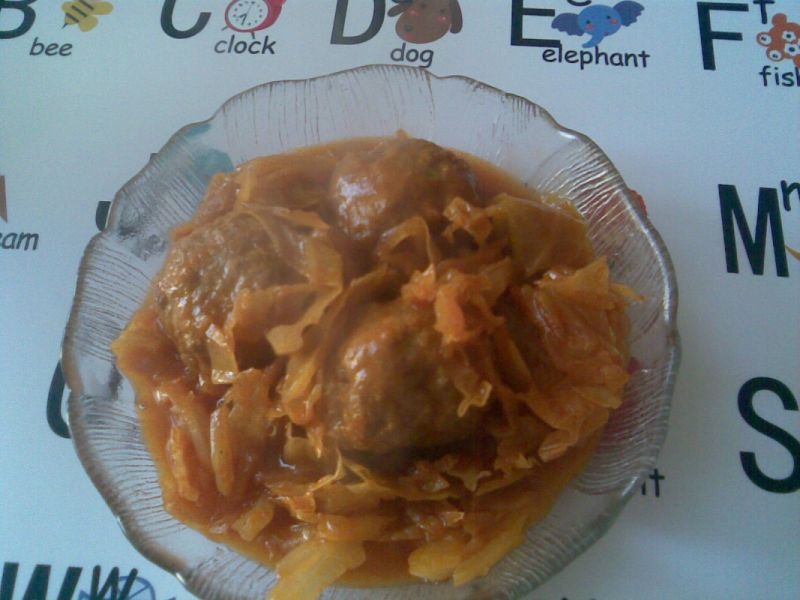 Klopsiki z kapustą włoską w sosie pomidorowym