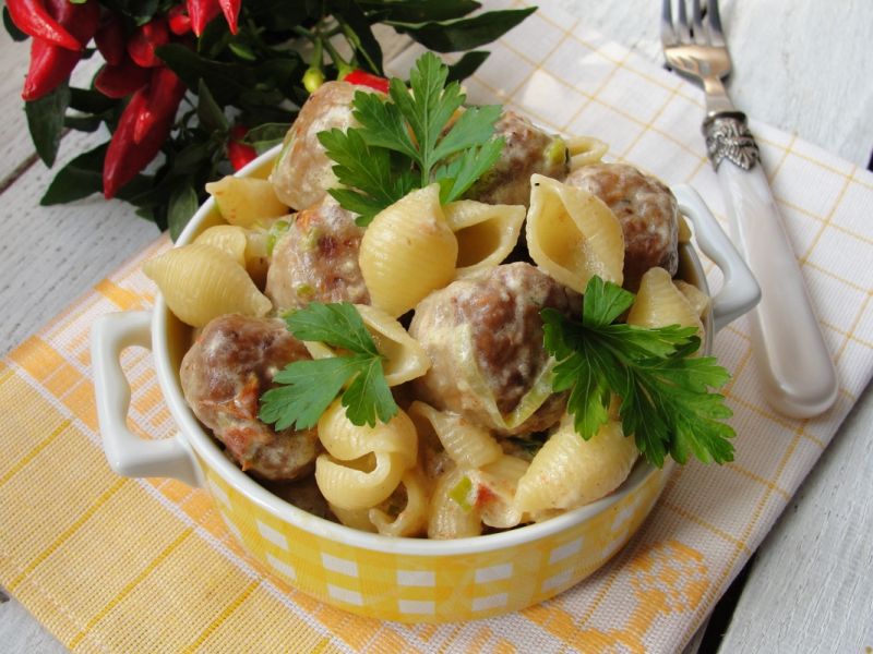 Klopsiki z makaronem porem i pomidorami Klopsiki z makaronem porem i pomidorami