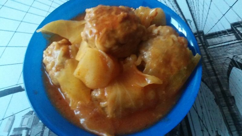 Klopsiki z makaronem w sosie pomidorowym