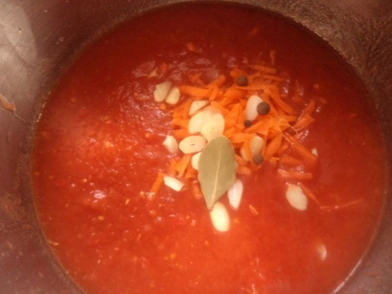 Klopsiki z marchewką w sosie pomidorowym