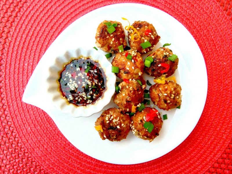 Klopsiki z mięsa mielonego z sezamem