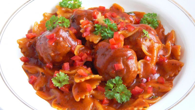 Klopsiki z papryką w sosie pomidorowym i makaronem Klopsiki z papryką w sosie pomidorowym i makaronem