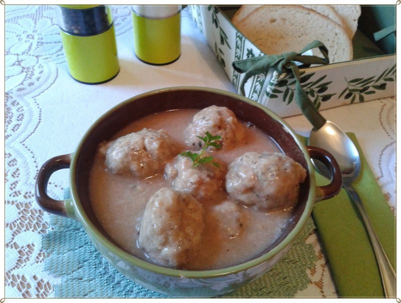 Klopsiki z pietruszką w sosie cebulowo-żurawin. Klopsiki z pietruszką w sosie cebulowo-żurawin.