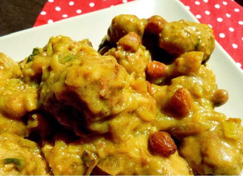 Klopsiki z rodzynkami i porem  w sosie curry