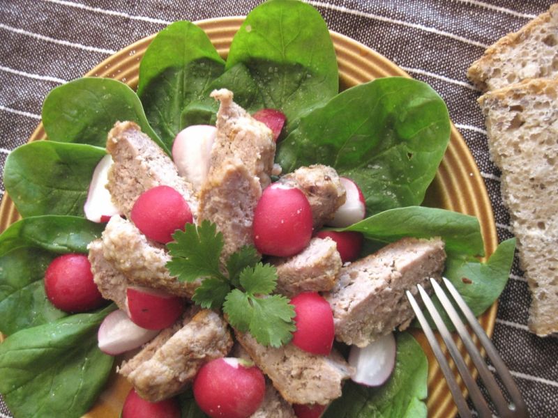 Klopsiki z rzodkiewką na szpinakowej łące Klopsiki z rzodkiewką na szpinakowej łące