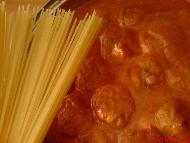 Klopsiki z sosem pomidorowym