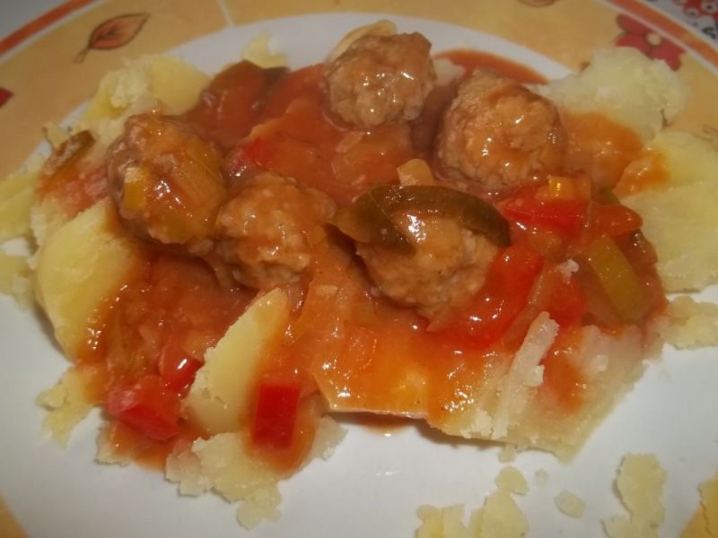 Klopsiki z warzywami w sosie pomidorowym