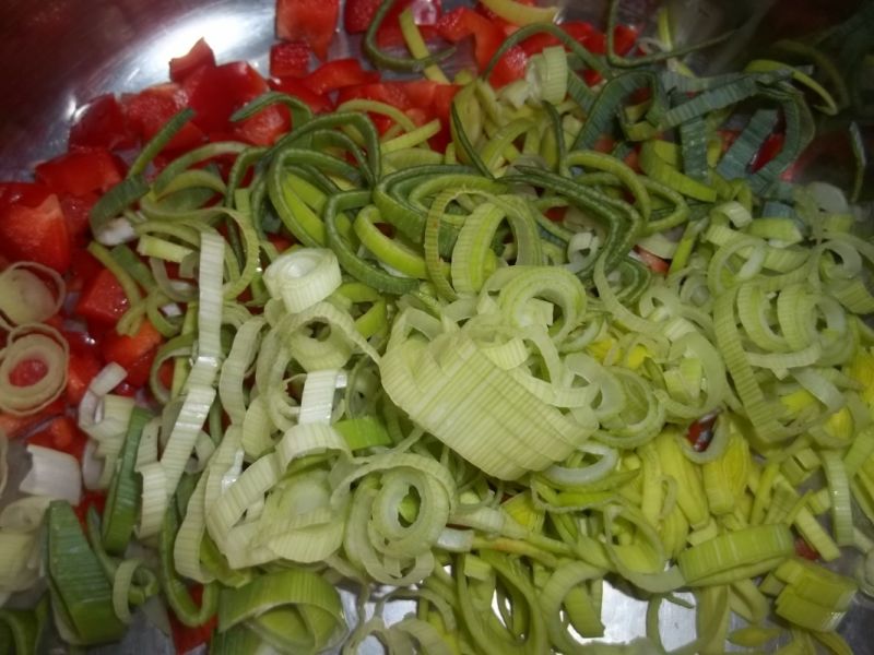 Klopsiki z warzywami w sosie pomidorowym